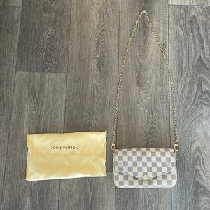 White checkered purse with removable gold chain